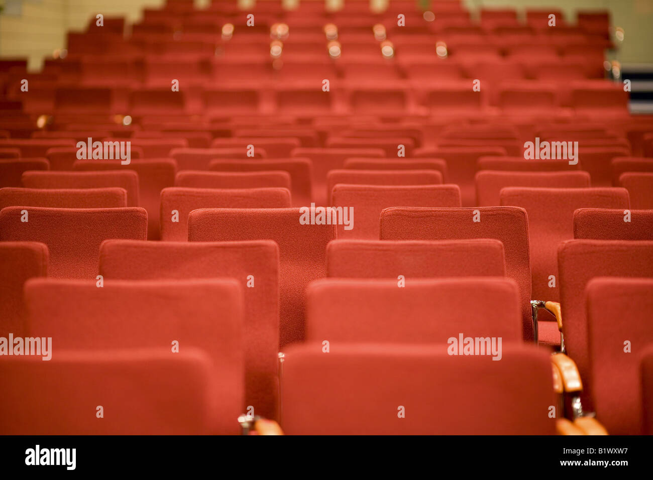 Des chaises dans une salle de cinéma Banque D'Images