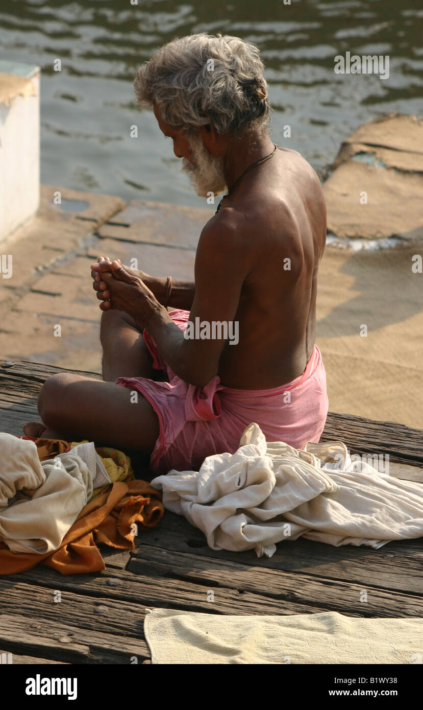 Méditer sur un ghat sur les rives du Gange, Varanasi Banque D'Images