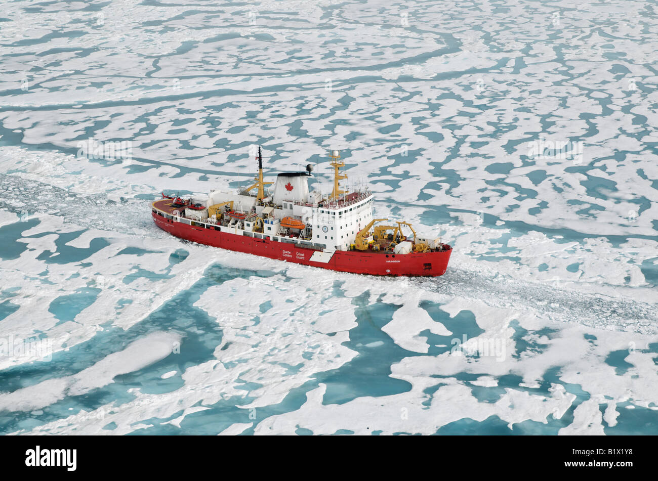 Brise-glace de la Garde côtière canadienne et de l'Arctique, navire de recherche NGCC Amundsen. Vu dans le golfe Amundsen. Printemps au moment de la glace. Banque D'Images