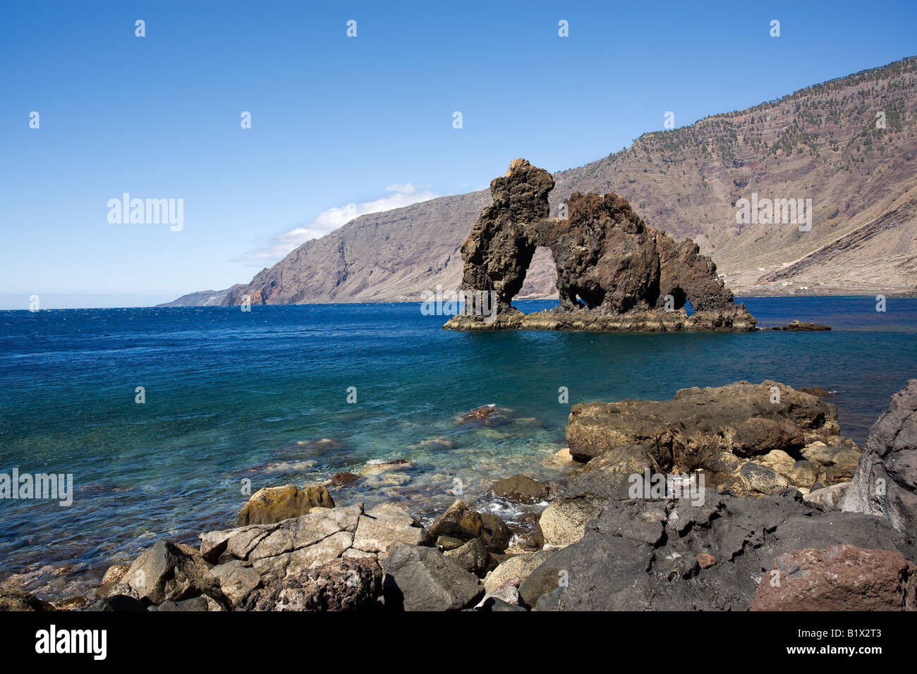 Voûte en pierre naturelle célèbre Roque de Bonanza à la côte d'El Hierro, Îles Canaries Banque D'Images