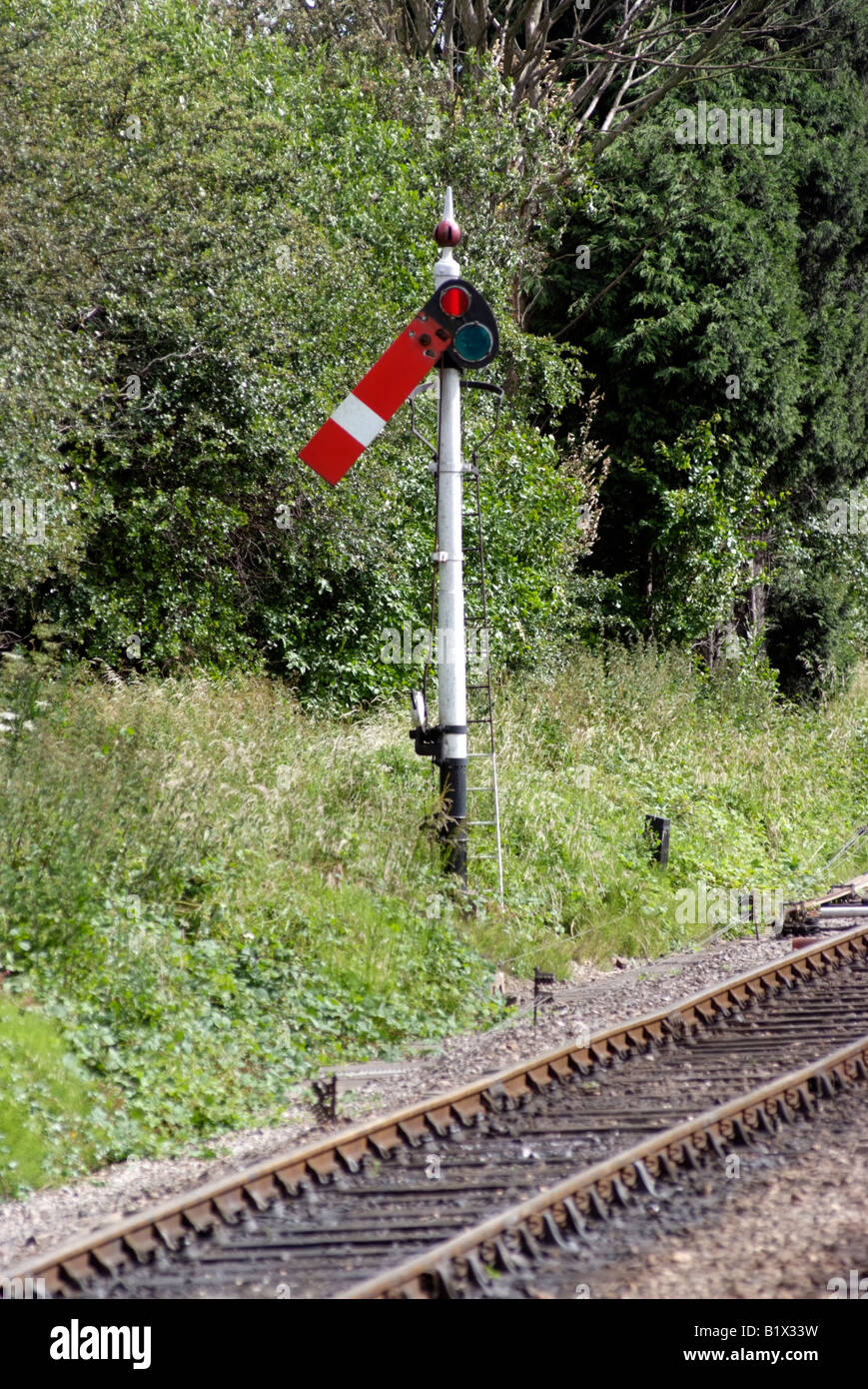 Signal sémaphore chemin de fer à voie de chemin de fer avec attention la position du bras blanc rouge Banque D'Images