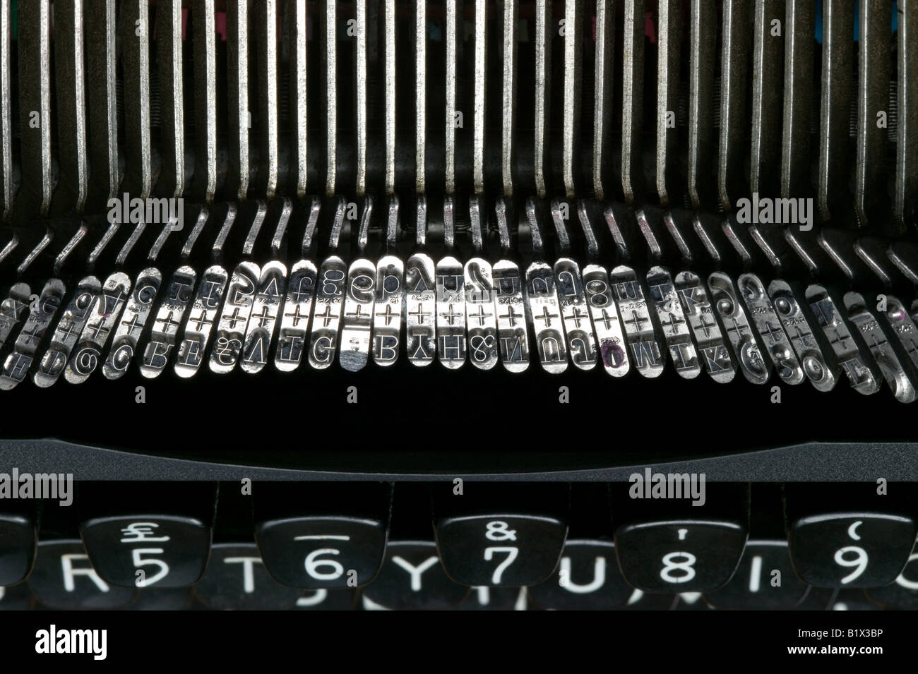 Près des clés sur une vieille machine à écrire Banque D'Images