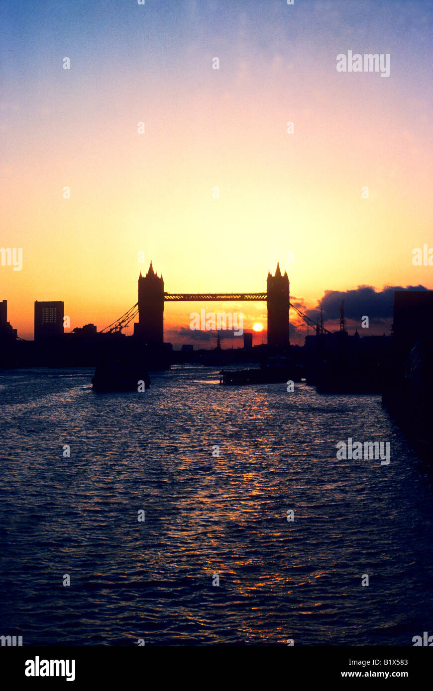 Tower Bridge Londres crépuscule sunset silhouette Tamise Angleterre UK soir Banque D'Images