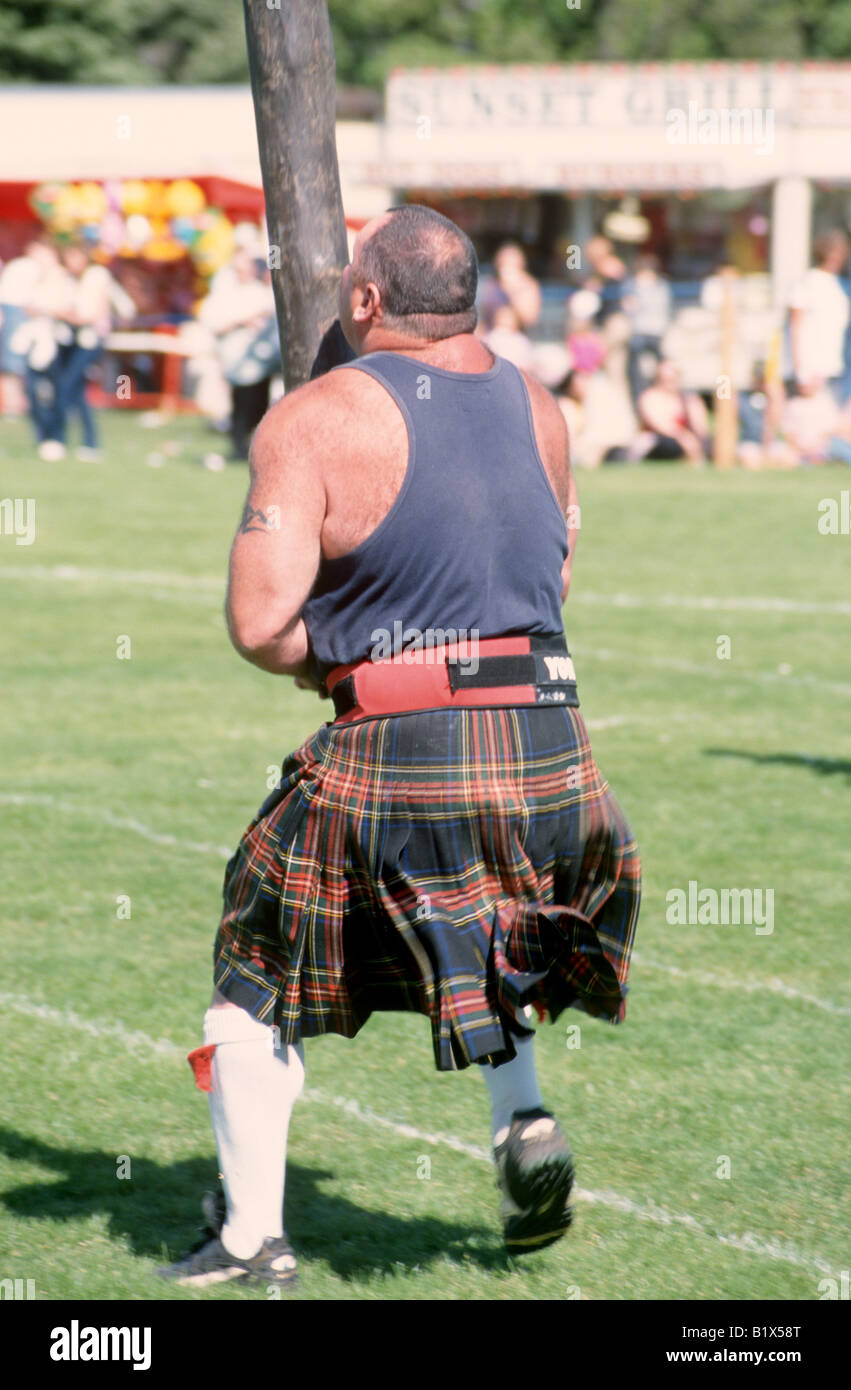 'Concurrent jeter la Caber' event à un événement jeux des highlands écossais traditionnel Banque D'Images