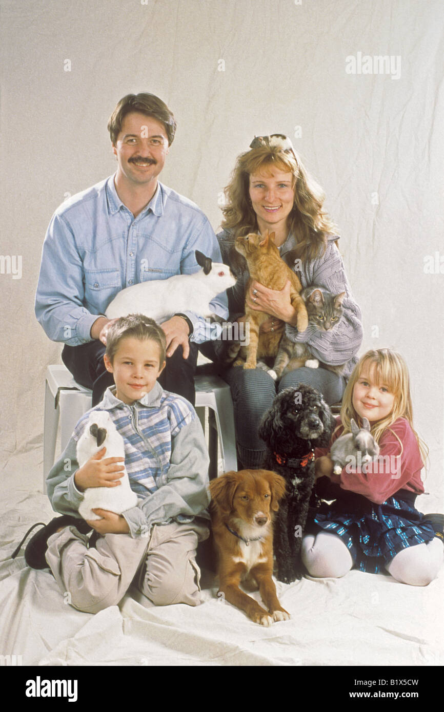 Famille avec les lapins domestiques, chiens et chats Banque D'Images