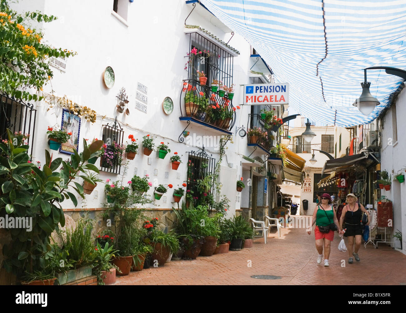 La province de Malaga Torremolinos Costa del sol espagne espagnol typique en descendant la rue de la plage de Bajondillo Banque D'Images