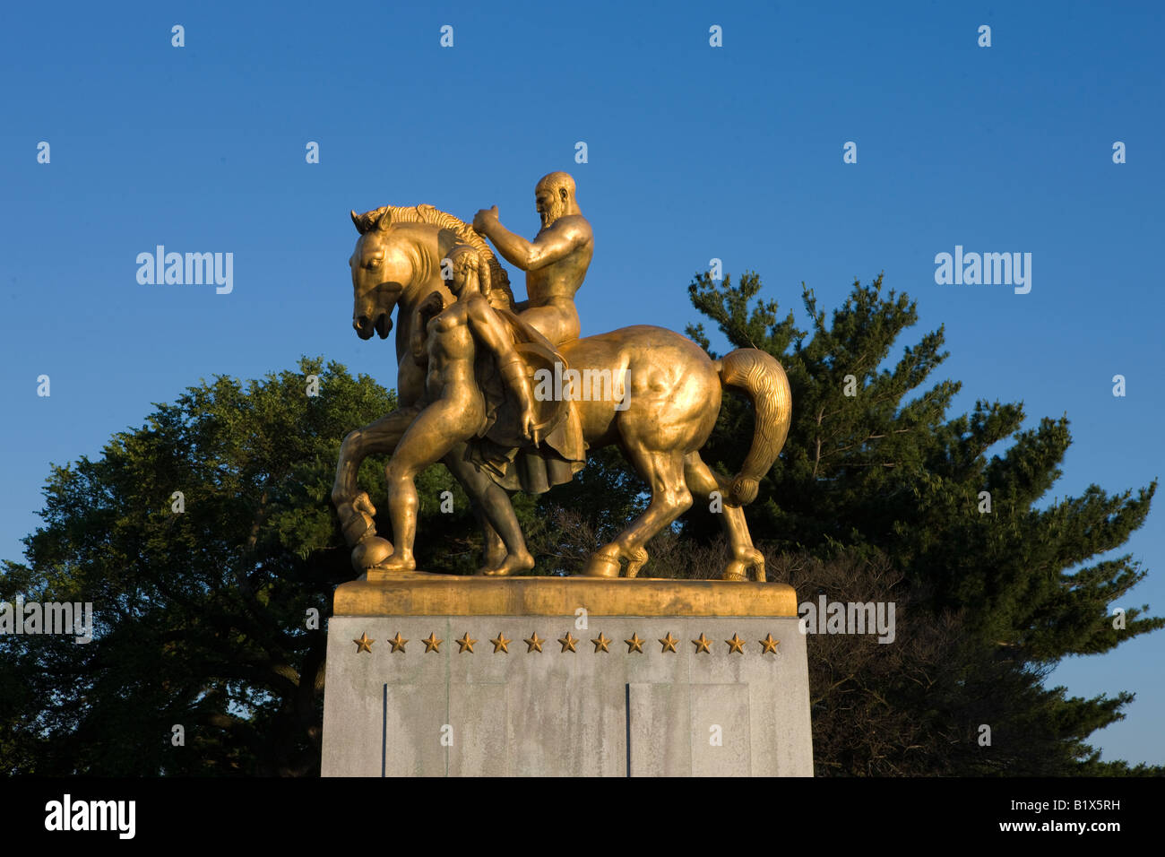 Situation de l'homme sur un cheval d'or se trouve un haut l'Arlington Memorial Bridge sur le Washington DC côté de la rivière Potomac Banque D'Images