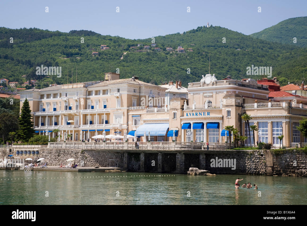 Opatija Istrie Croatie Europe Vue sur front de mer élégant à lido hotel Kvarner et allée en Lungomare seaside resort Banque D'Images