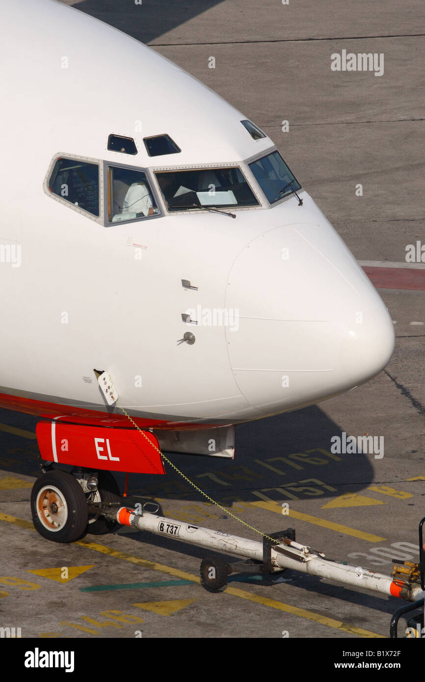 Boeing 737 avion commercial avec barre de remorquage équipé prêt pour le départ ripostes de terminal de l'aéroport Banque D'Images