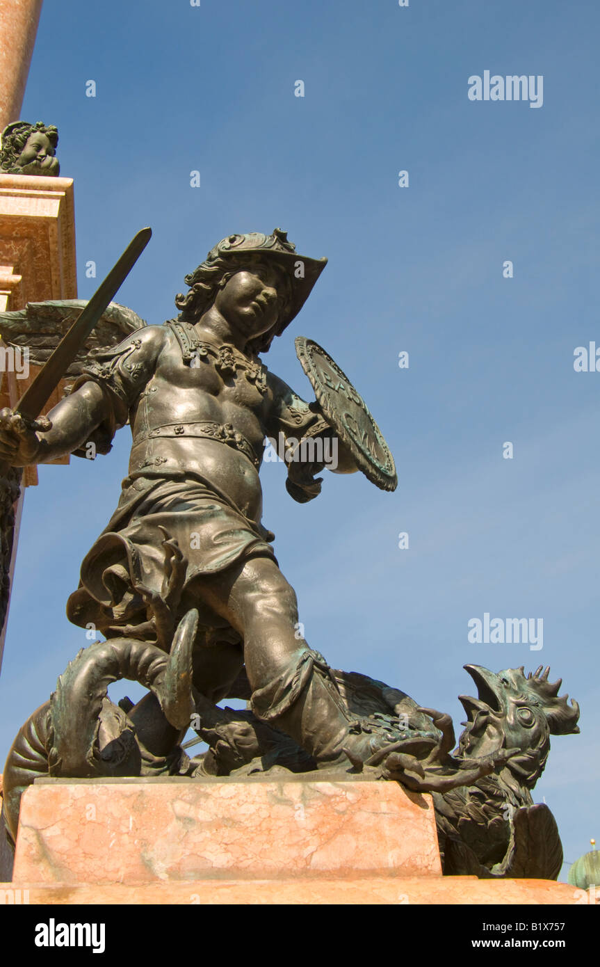Munich, Bavière, Allemagne. L'un des Putti à la base de la colonne (Mariensaule - 1638) combats Basilisk - symbolisant la peste Banque D'Images