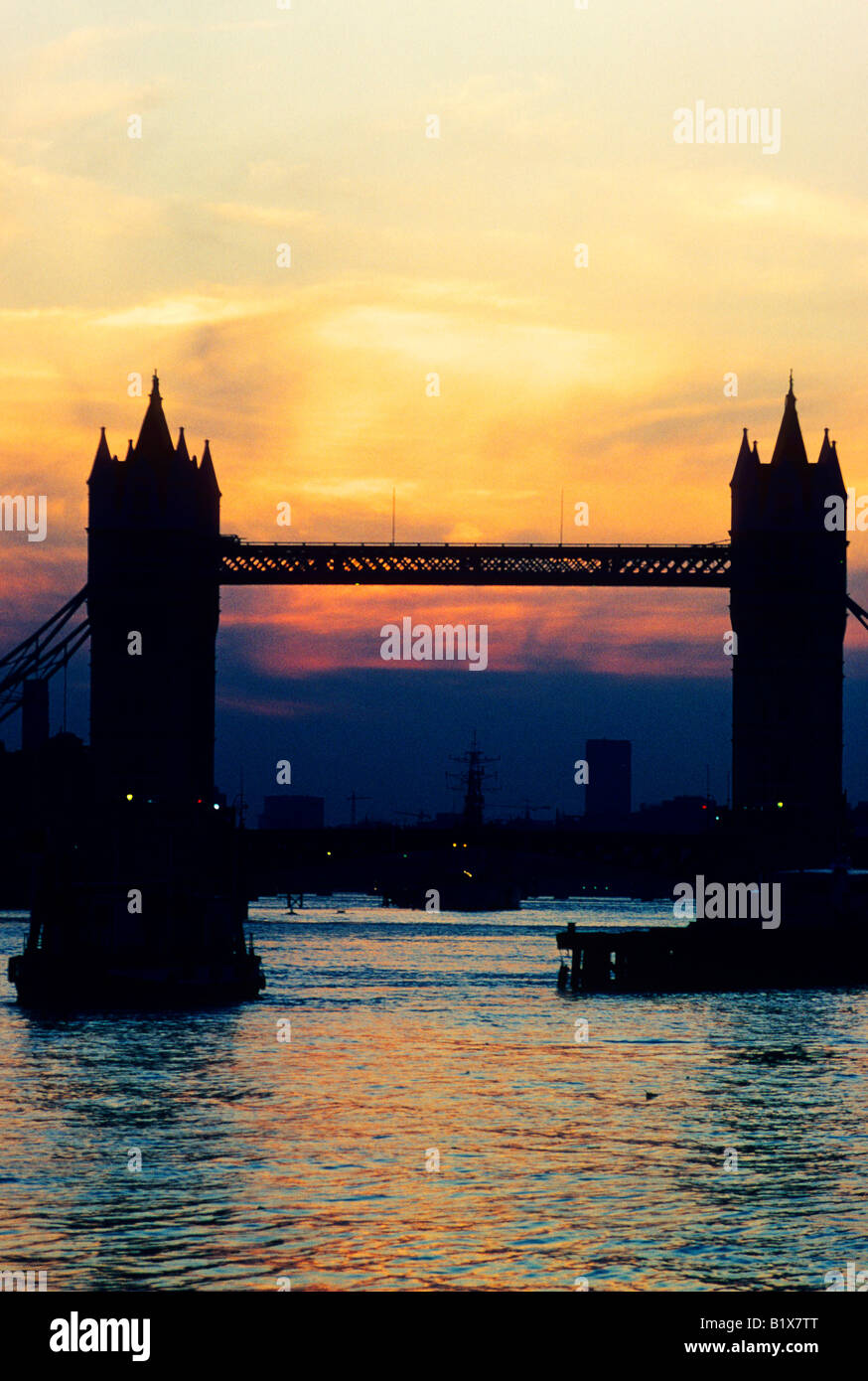 Tower Bridge Londres crépuscule sunset silhouette Tamise Angleterre UK soir Banque D'Images