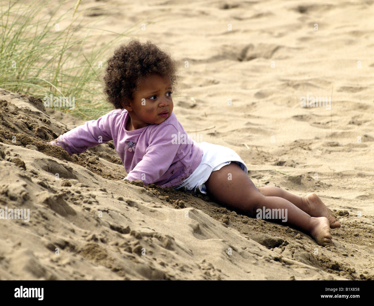 Petit Bebe Noir Fille Jouant Dans Le Sable Regardant Derriere Elle Photo Stock Alamy Petit Bebe Noir Fille Jouant Dans Le Sable Regardant Derriere Elle Photo Stock Alamy