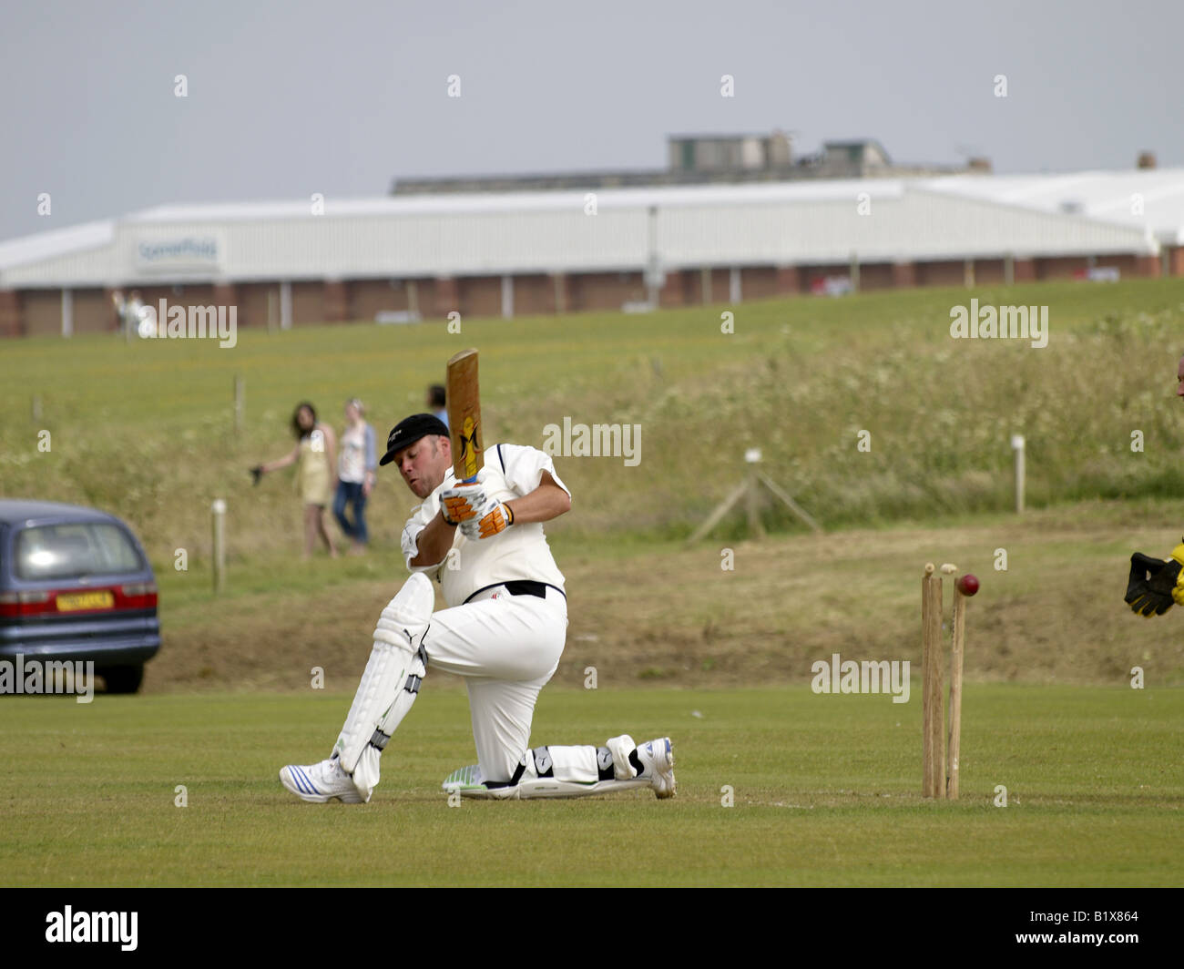 Batteur de Bude étant joué dans un match de cricket amateur contre Tregony 28 06 08 Banque D'Images