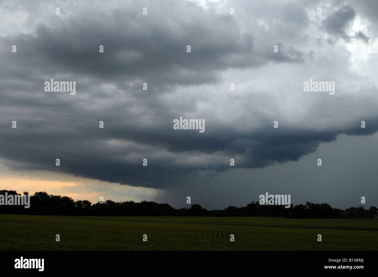 Un orage passe au-dessus d'une ferme dans le midwest des États-Unis. Banque D'Images