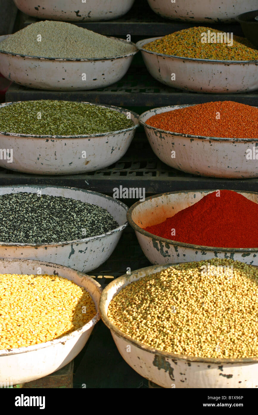 Épices à un marché aux légumes à Udaipur, Inde Banque D'Images