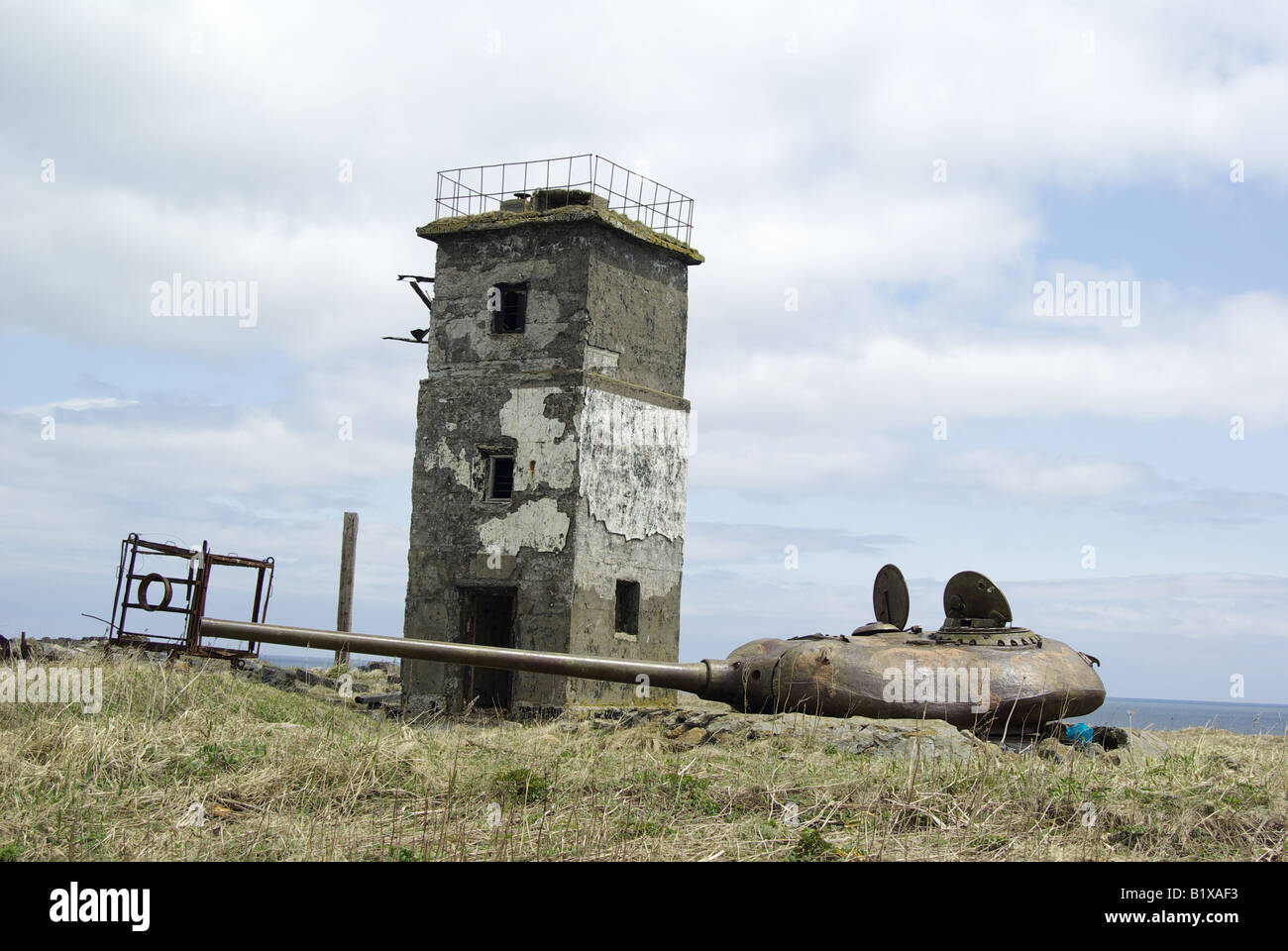 Vieux phare et le réservoir. L'île de Kunashir, Extrême-Orient de la Russie Banque D'Images