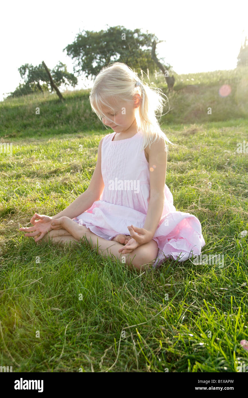 Portrait d'une jeune fille pratiquant le yoga en plein air en été, siège de lotus Banque D'Images