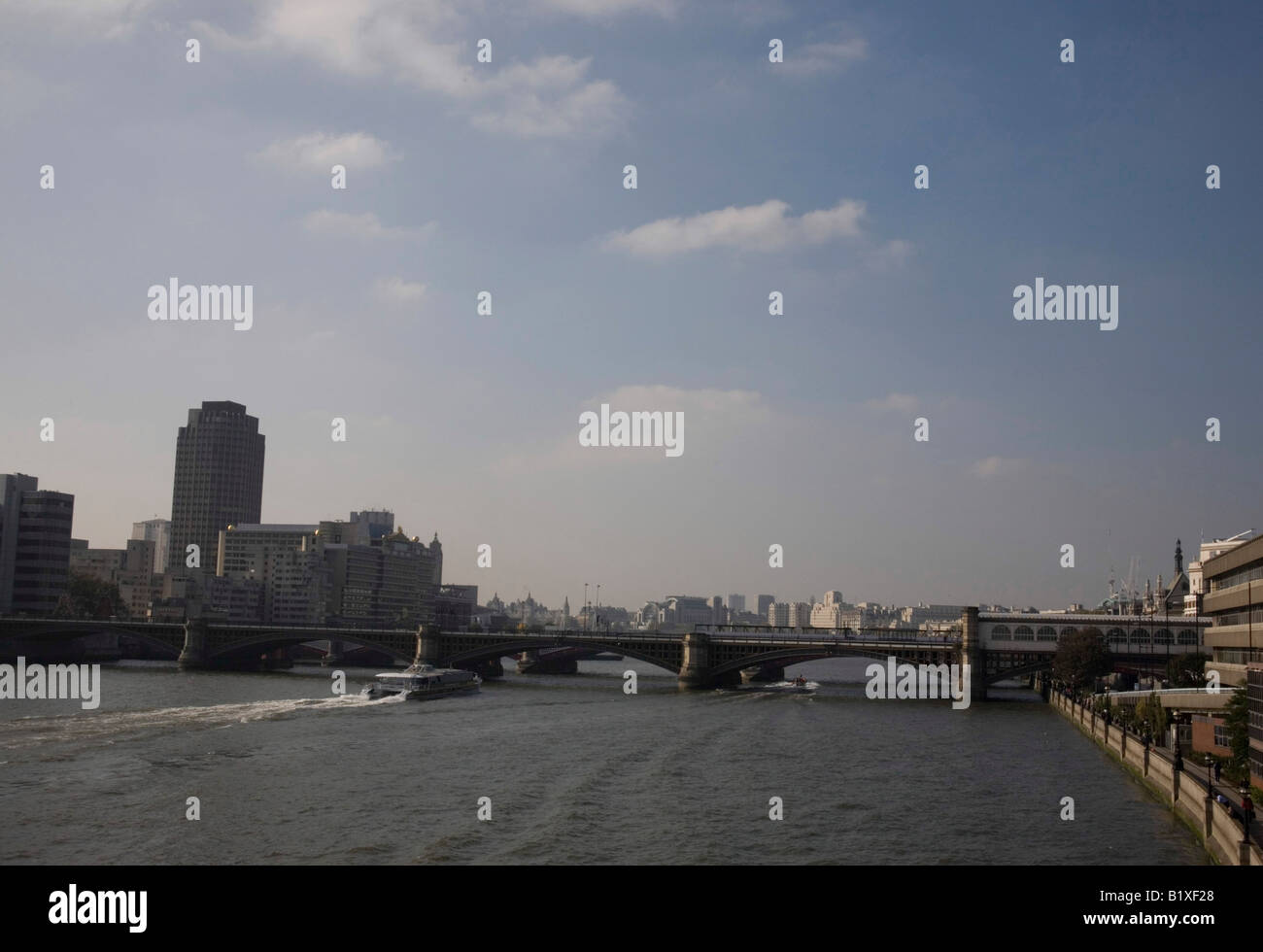 Blackfriars Bridge sur la Tamise Londres UK Banque D'Images