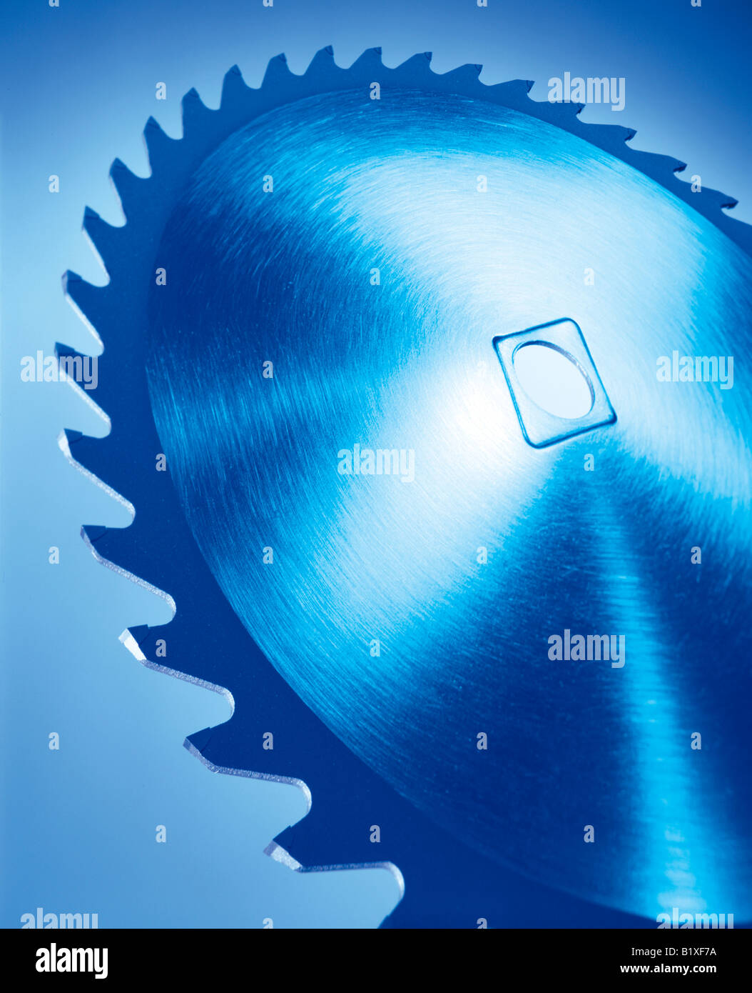 Un gros gros plan d'une lame de scie en métal bleu avec de grandes dents Banque D'Images