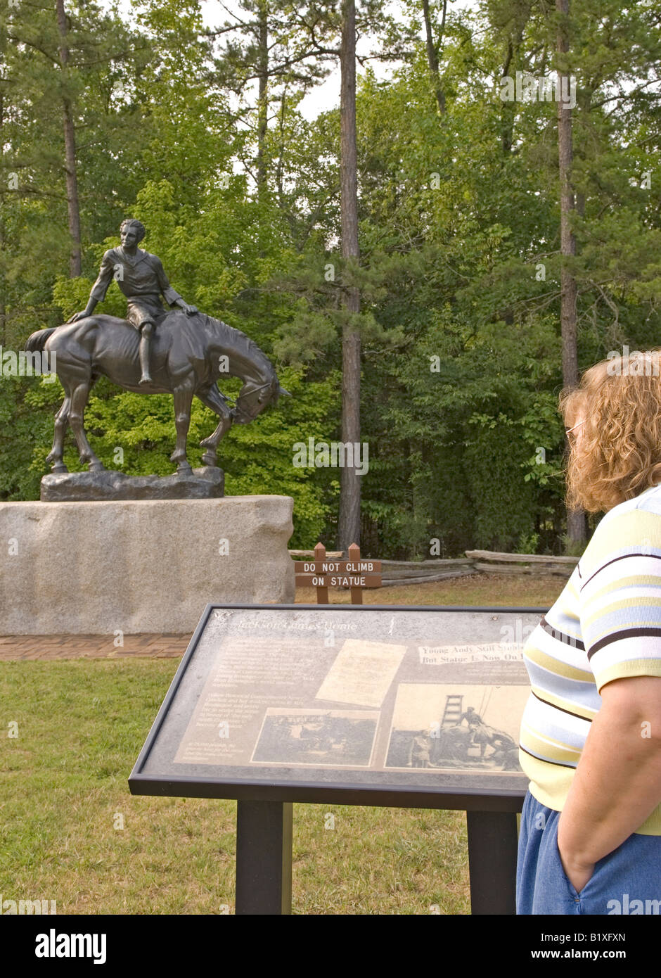 Woman Reads info at Statue de garçon sur cheval à Andrew Jackson State Park Lancaster en Caroline du Sud USA Banque D'Images