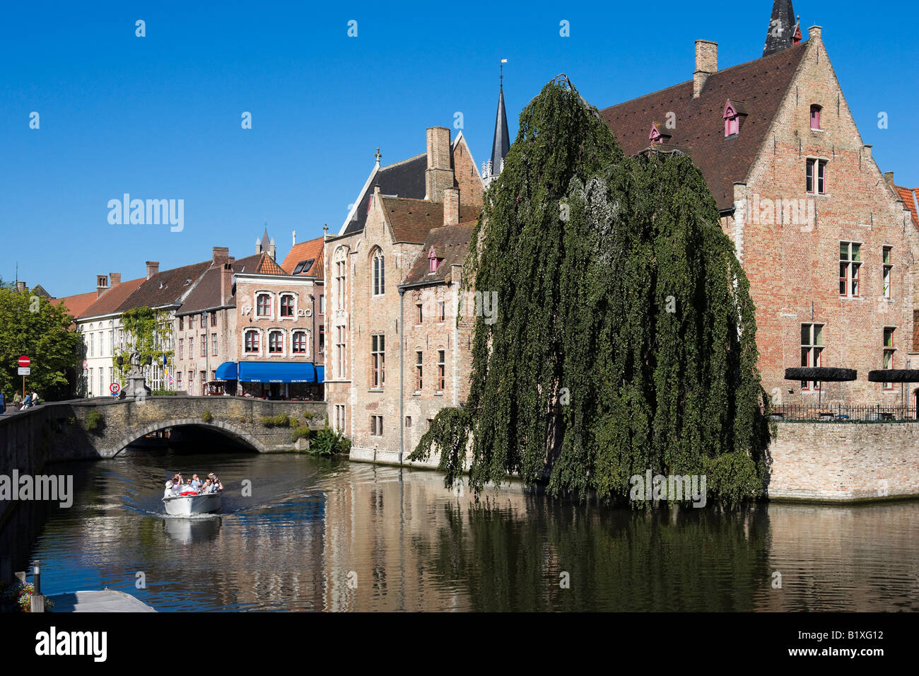 Voyage en bateau sur un canal dans la vieille ville, Bruges, Belgique Banque D'Images