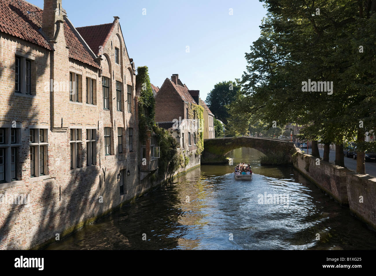 Voyage en bateau sur un canal dans la vieille ville, Bruges, Belgique Banque D'Images