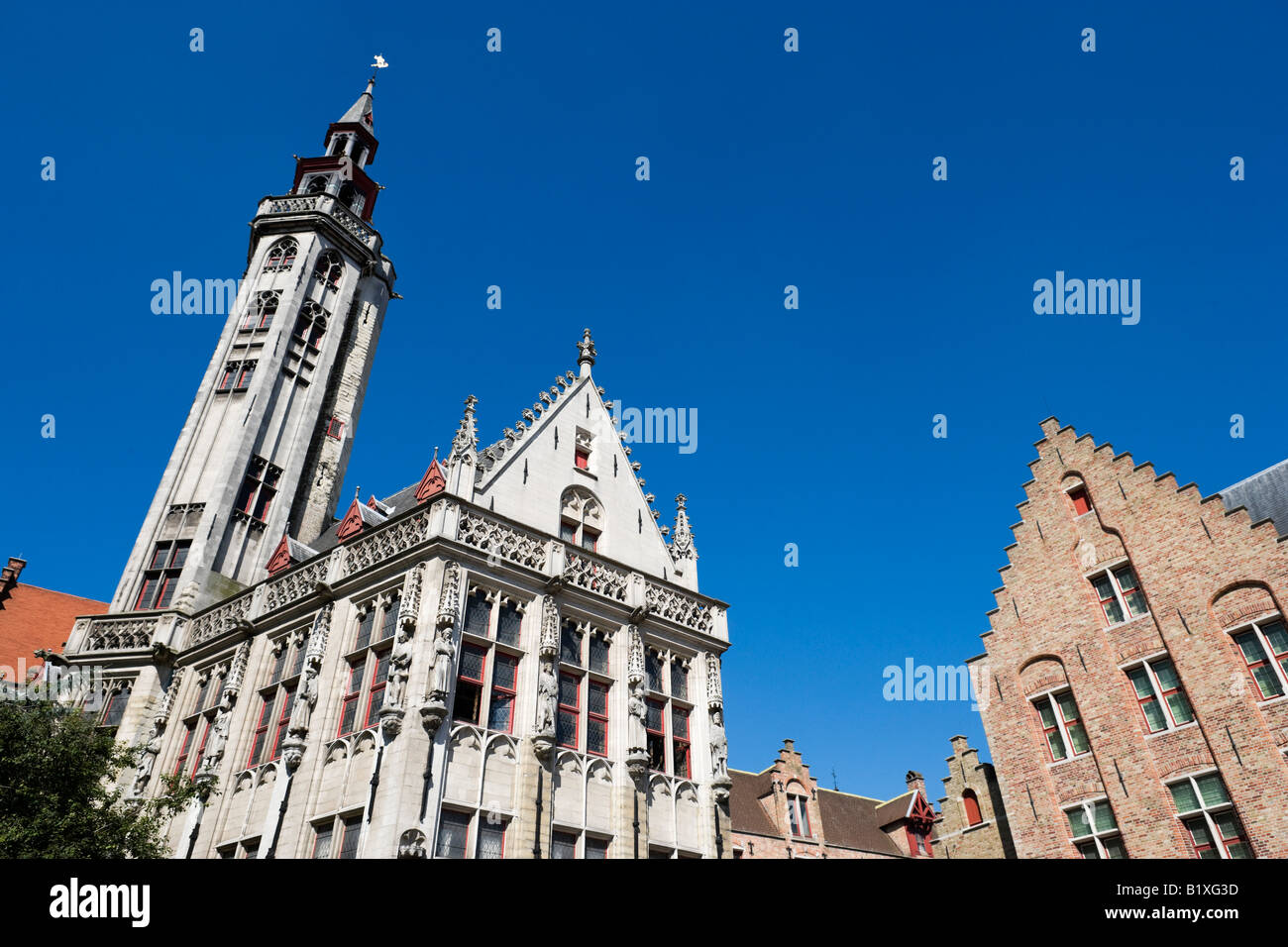 Église et maisons sur Jan van Eyckplein, Vieille Ville, Bruges, Belgique Banque D'Images
