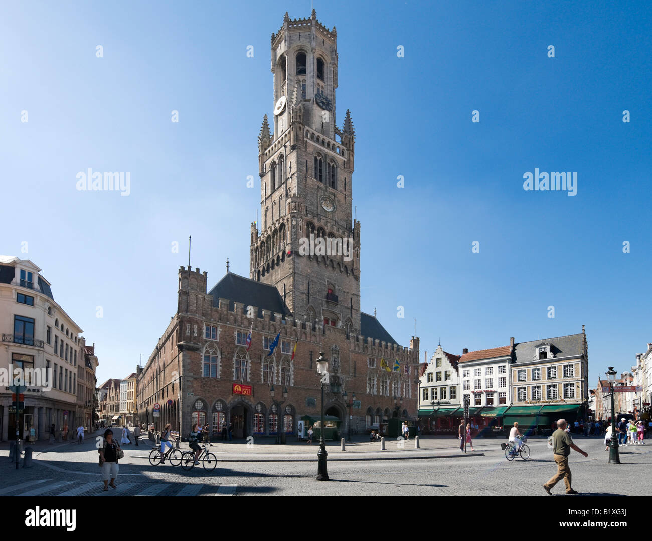 Grote Markt (la place principale) et du beffroi, dans le centre de la vieille ville, Bruges, Belgique Banque D'Images