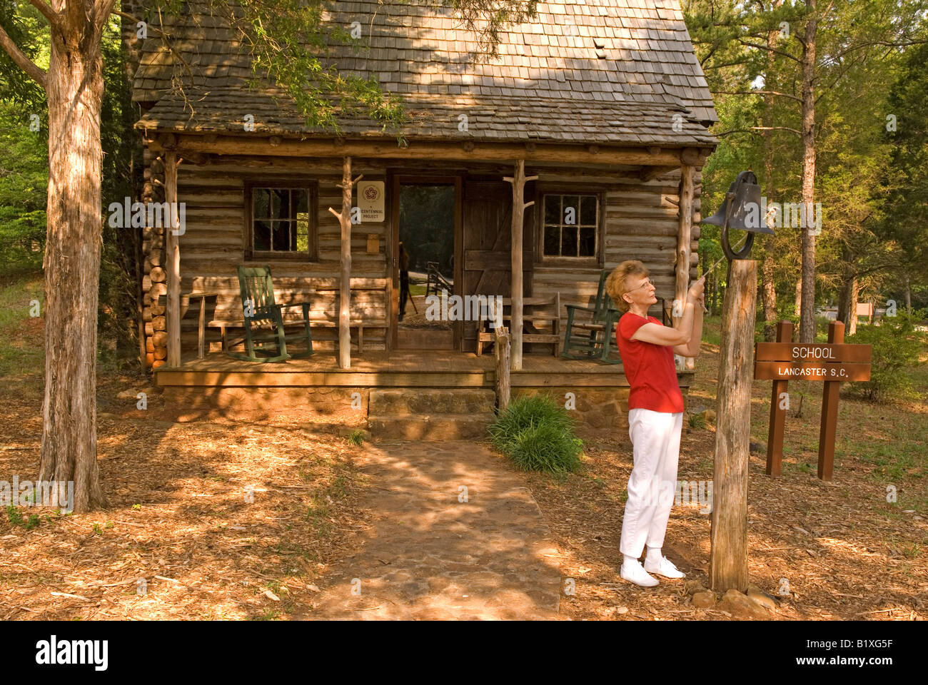 Caucasian Woman Sonneries Sonnerie ancienne école à Andrew Jackson Lancaster Musée du Parc d'État de Caroline du Sud USA Banque D'Images