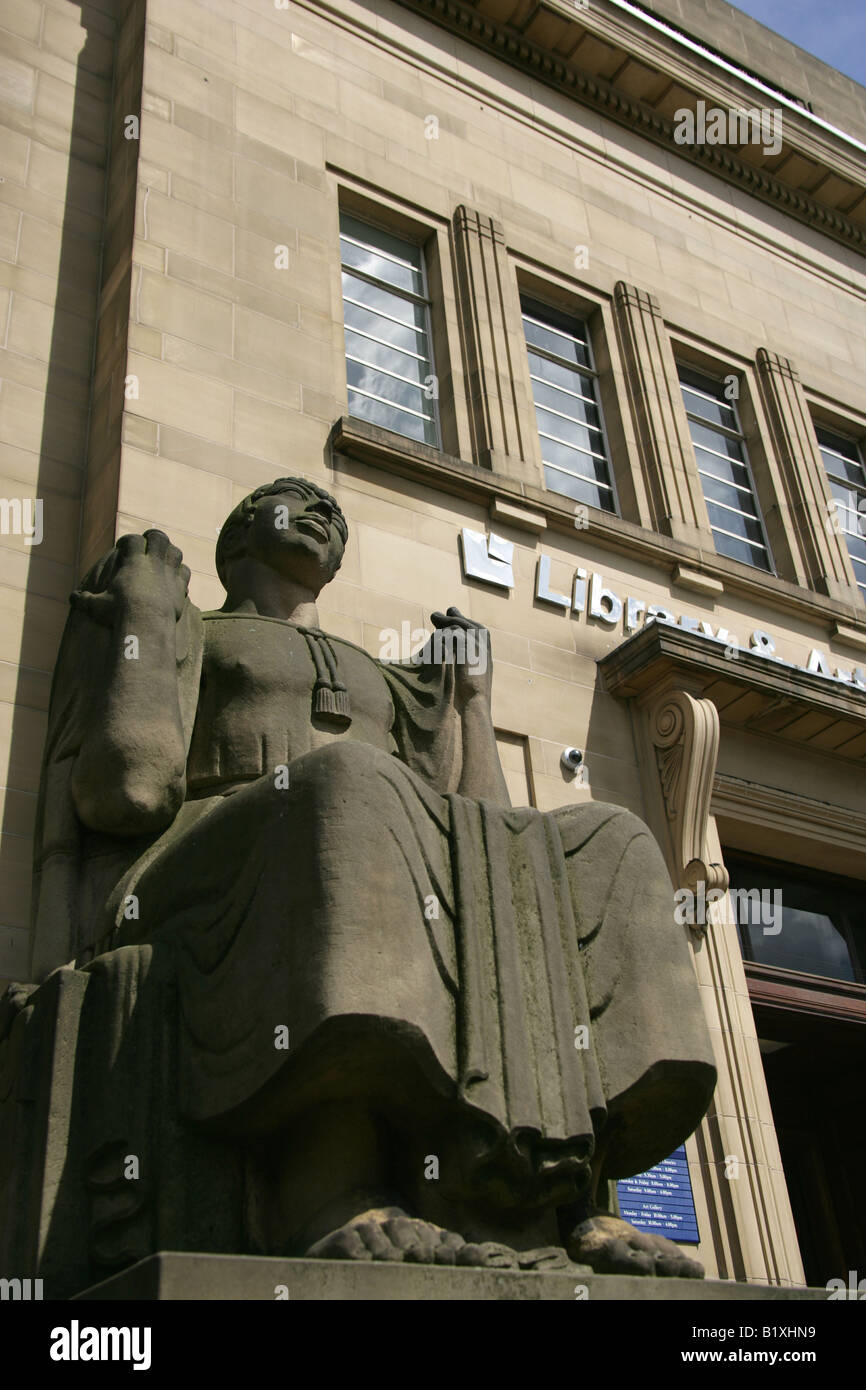Ville de Huddersfield, Angleterre. L'art déco entrée et façade du Huddersfield Art Gallery et de la bibliothèque. Banque D'Images