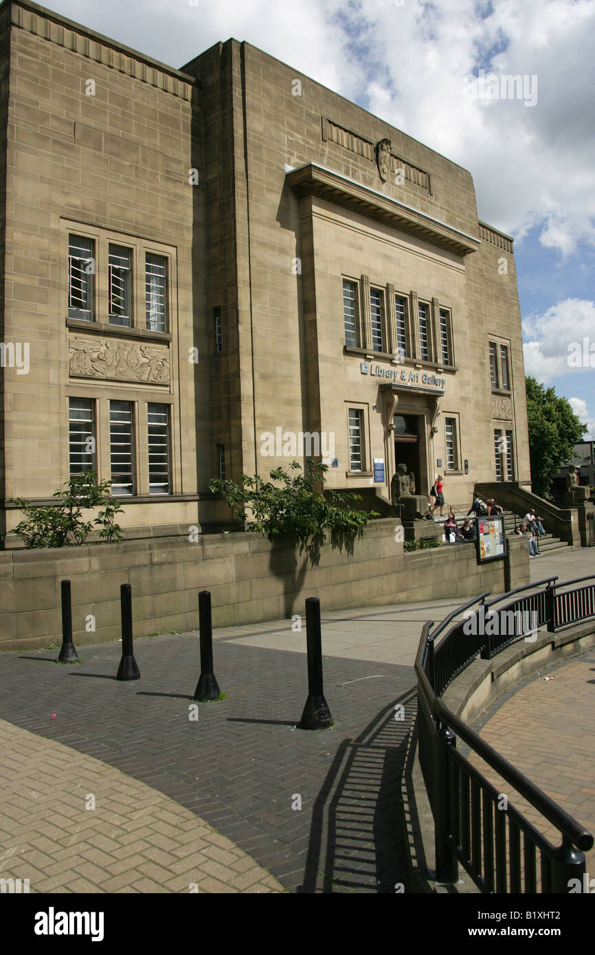 Ville de Huddersfield, Angleterre. L'art déco entrée et façade du Huddersfield Art Gallery et de la bibliothèque. Banque D'Images