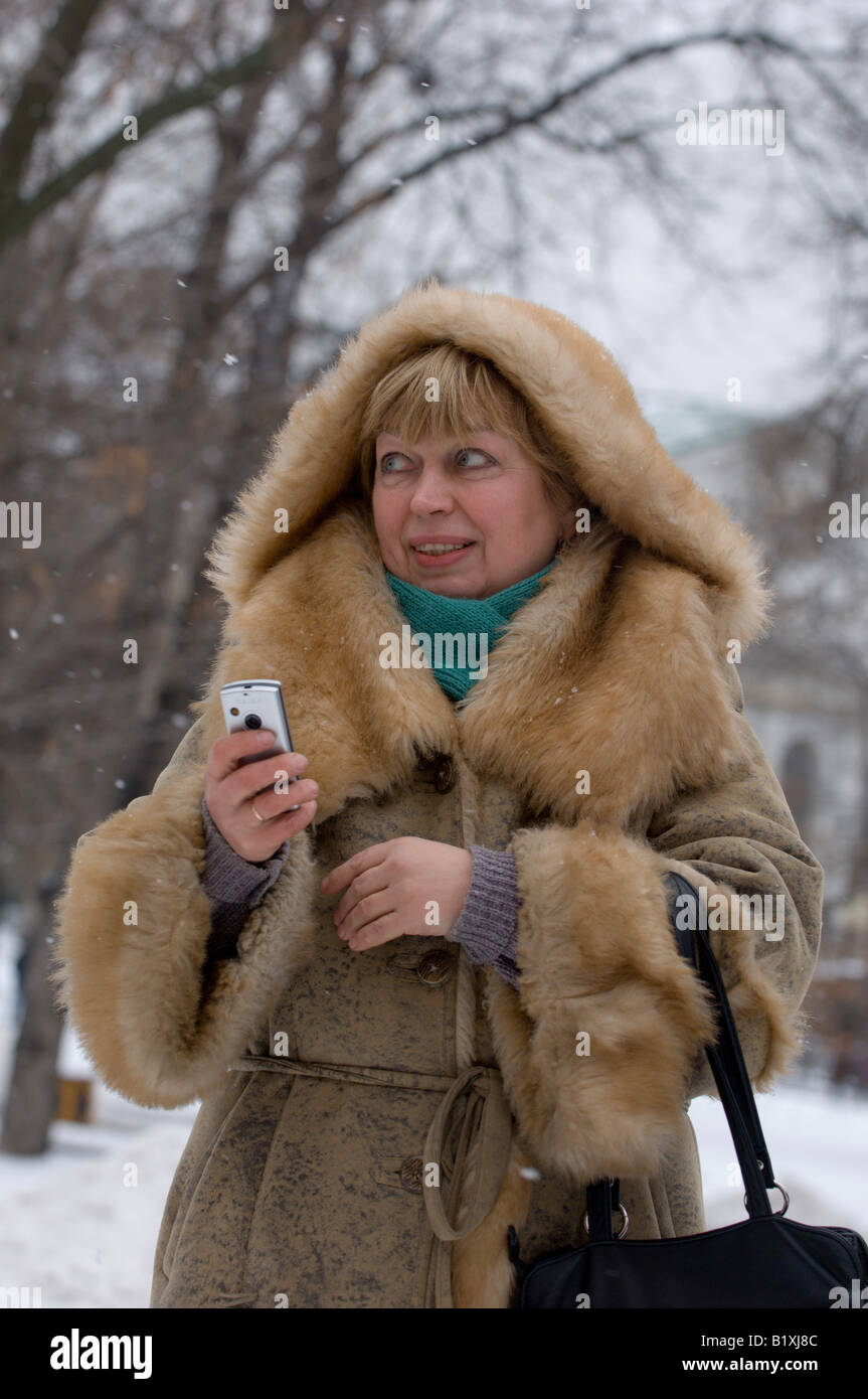 Femme en manteau de fourrure Alexander Gardens Moscou Russie Photo Stock -  Alamy