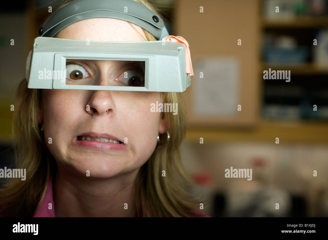 Infirmière à lunettes drôles faisant un drôle de visage avec les yeux et la bouche. Visage complet encadré. Banque D'Images