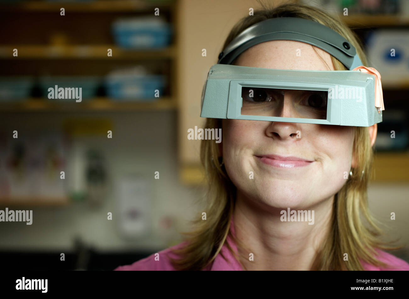 Infirmière avec drôle de lunettes avec un posing. Moitié du corps, posture. Banque D'Images