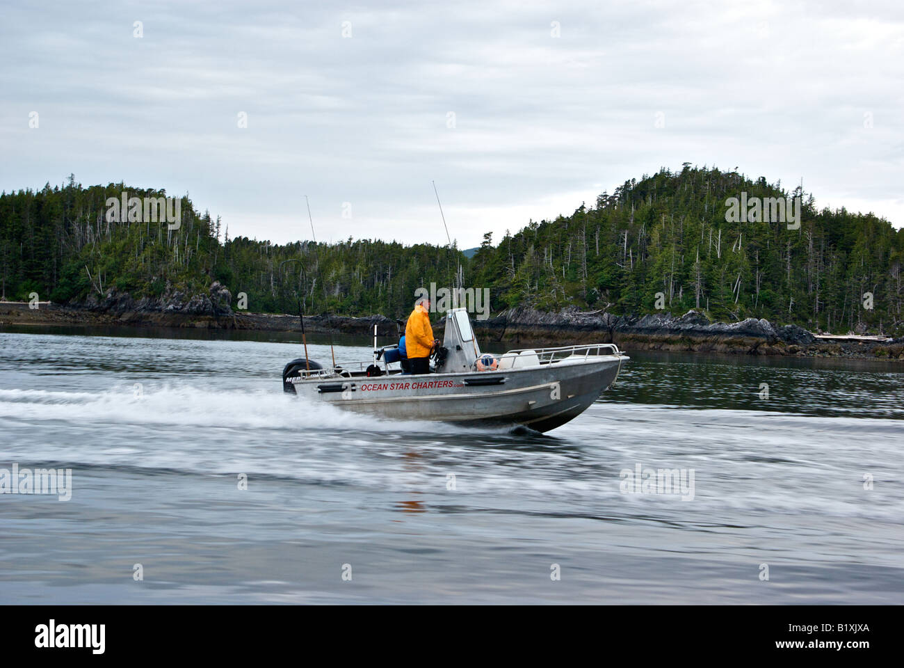 Moteur hors-bord propulsé sport bateau de pêche au premier plan avec la vitesse de croisière de flou Banque D'Images