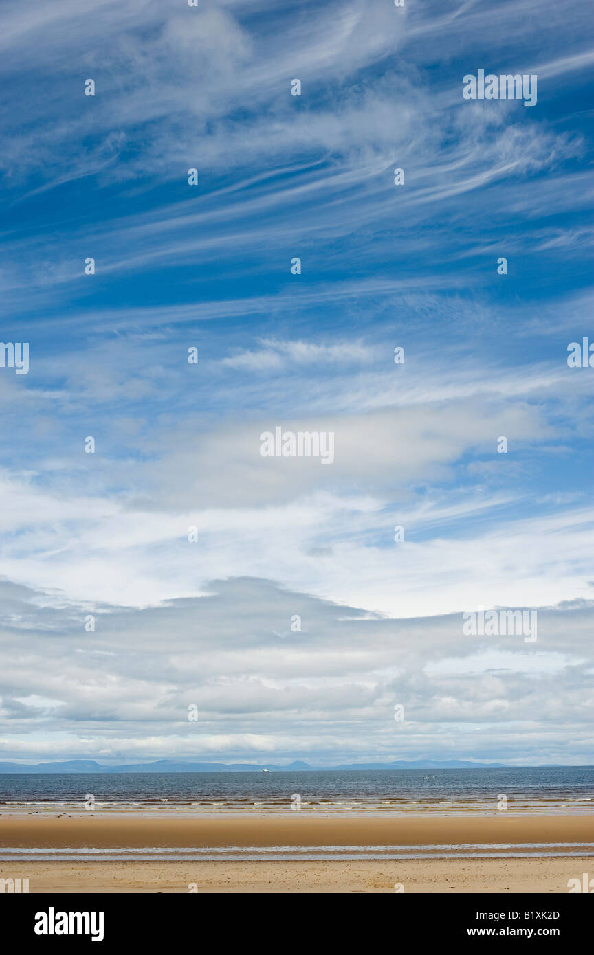 Les Cirrus plus de Findhorn beach, Moray, Ecosse Banque D'Images