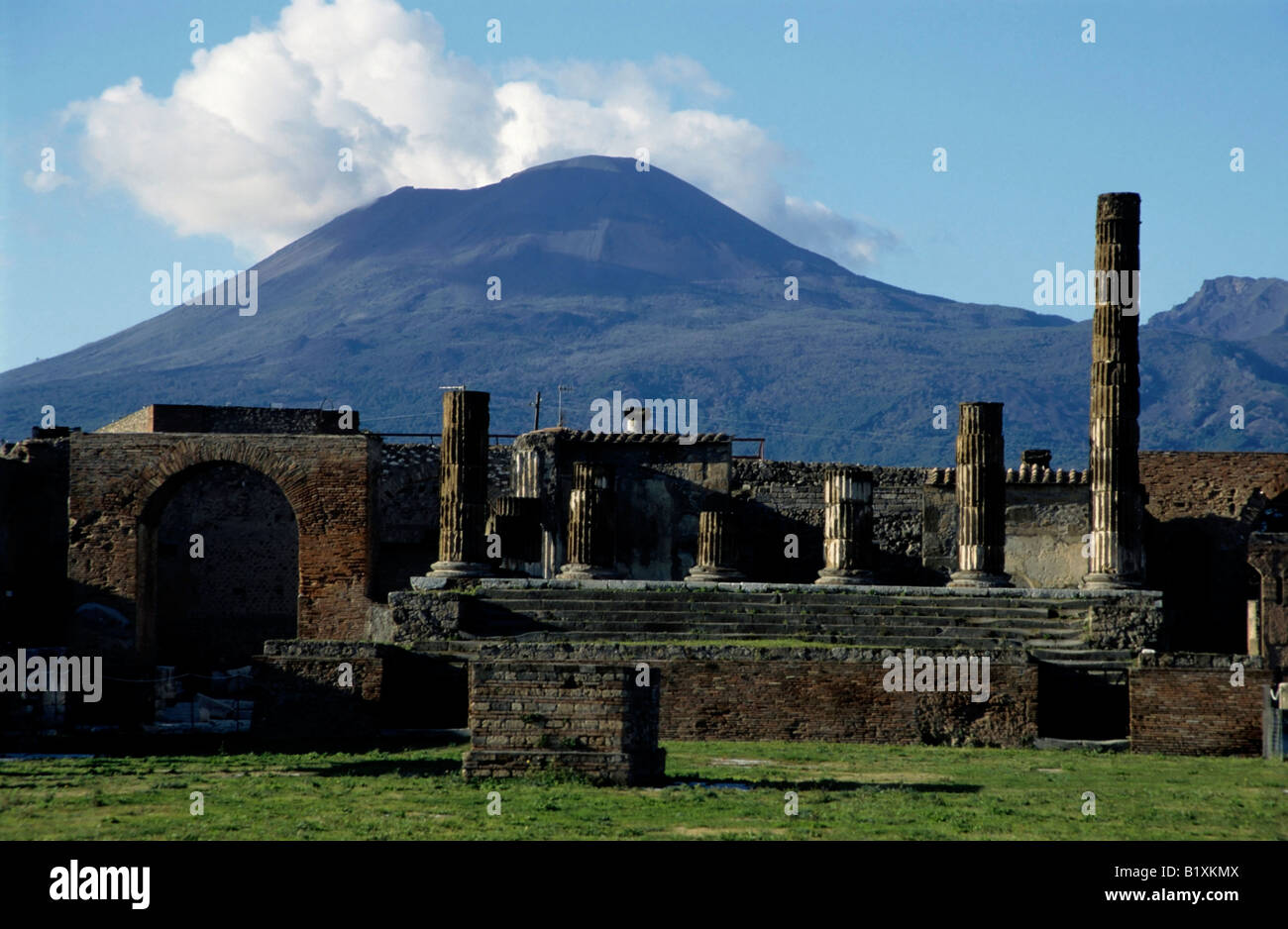 Pompéi, Italie - vestiges du forum avec le Vésuve en arrière-plan. Banque D'Images
