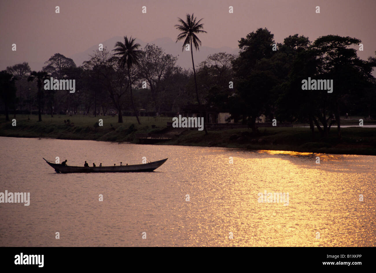 Vietnam, coucher de soleil de la rivière des parfums avec bateau Banque D'Images
