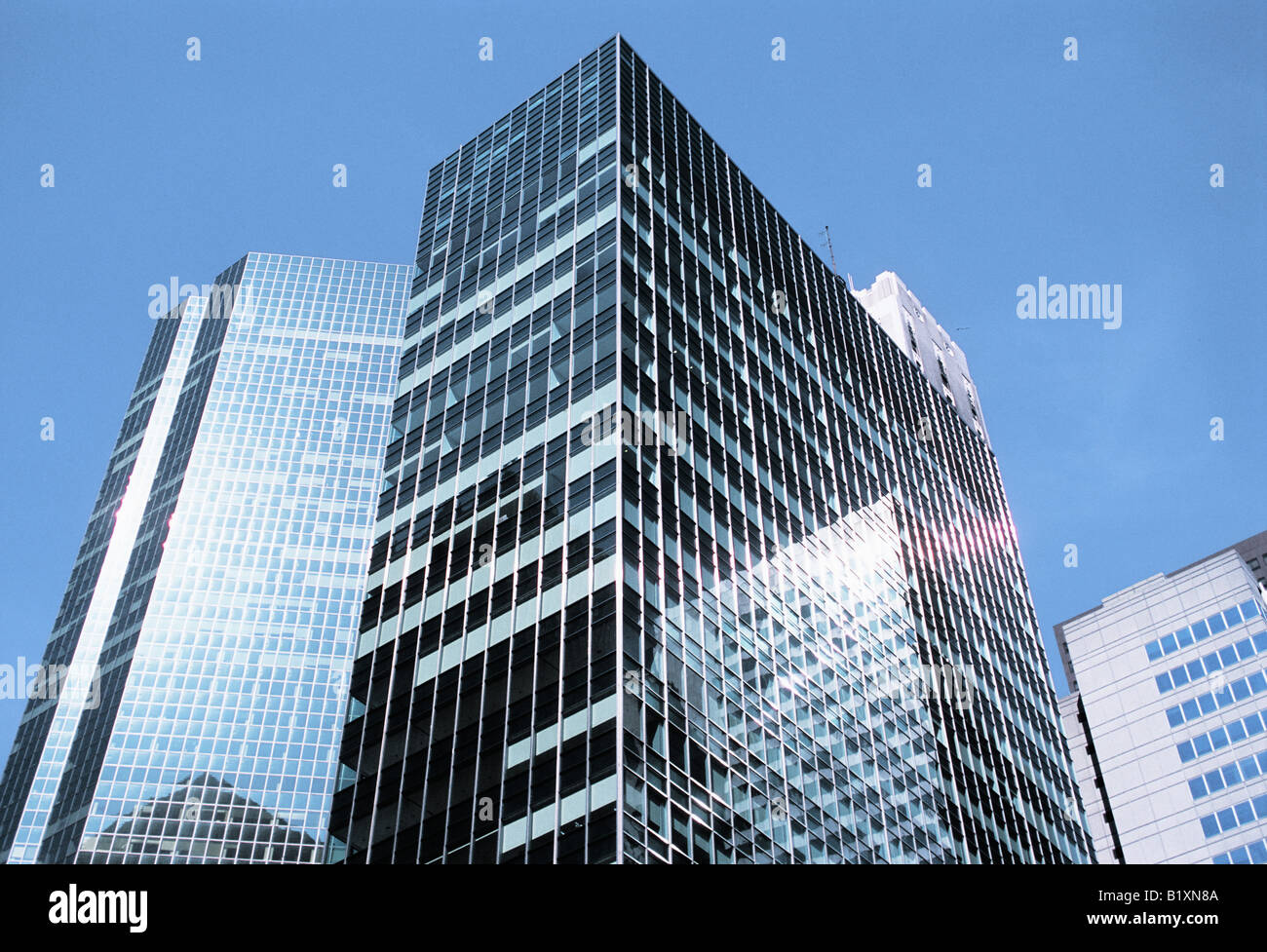 Lever House New York City 390 Park Avenue et 53e rue.façade de gratte-ciel de caisse de verre achevé en 1952 dans le style international. Banque D'Images
