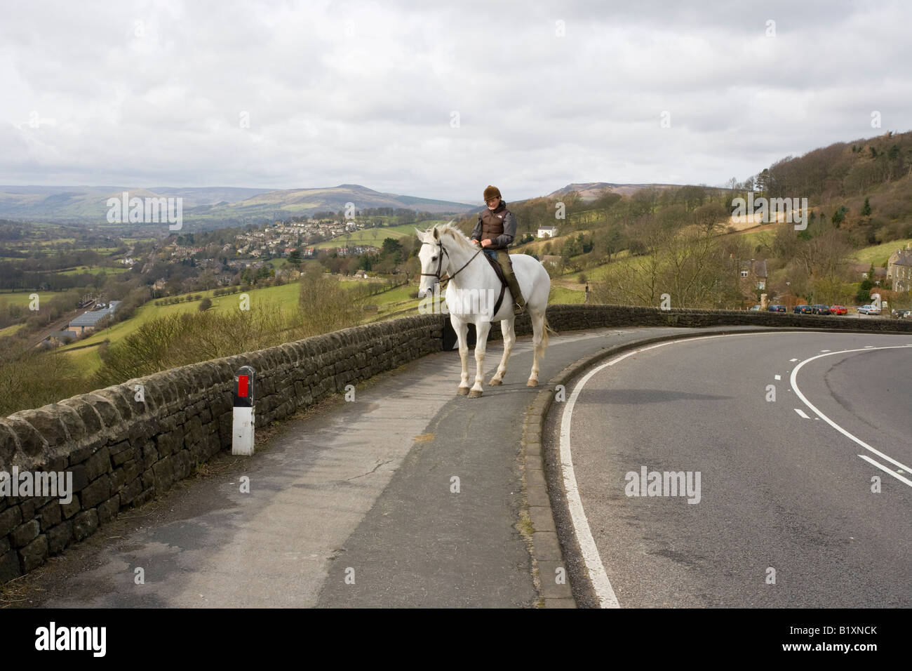 Horse Rider sur White horse Derbyshire Peak District Banque D'Images