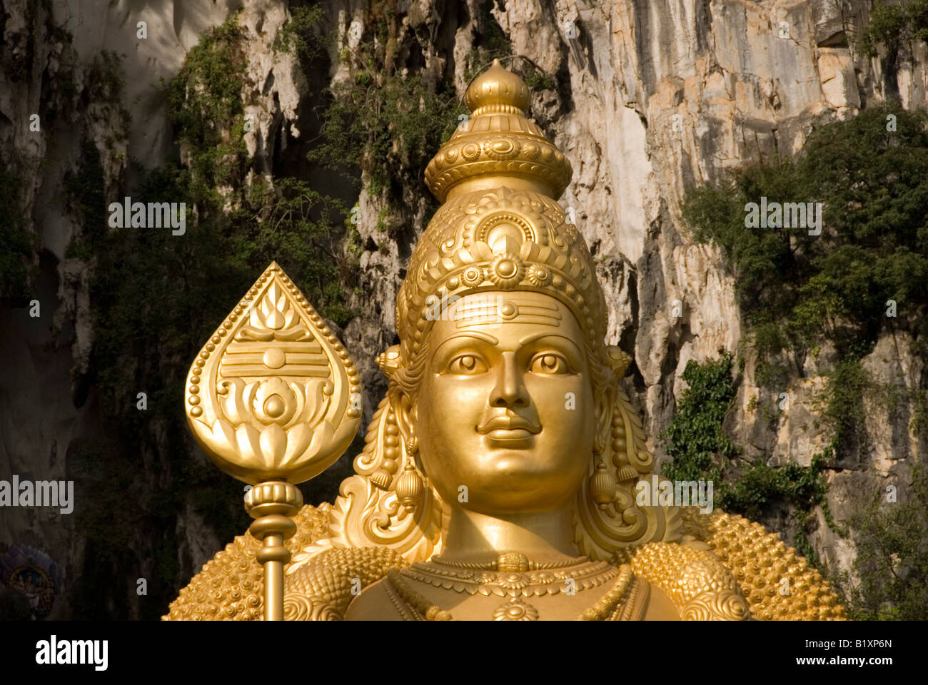 LORD MURUGAN GÉANT STATUE AU BATU CAVES ENTRÉE PRIVÉE AU COURS DE L'ASSEMBLÉE ANNUELLE FESTIVAL HINDOU DE THAIPUSAM KUALA LUMPUR, EN MALAISIE Banque D'Images