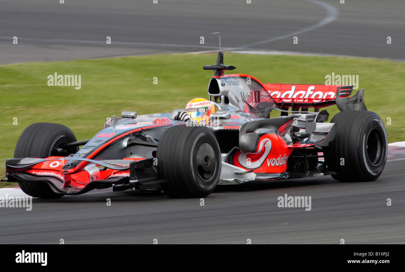 Lewis Hamilton dans le Vodafone Mclaren Mercedes f1 voiture de course à  Silverstone 2008 test de pneus Photo Stock - Alamy
