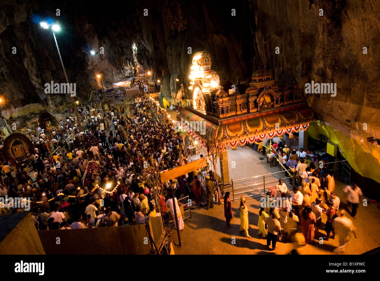 Les dévots d'ENTRER DANS L'INTÉRIEUR DU TEMPLE Les Grottes de Batu PENDANT LE FESTIVAL HINDOU DE THAIPUSAM ANNUEL DE KUALA LUMPUR, EN MALAISIE Banque D'Images