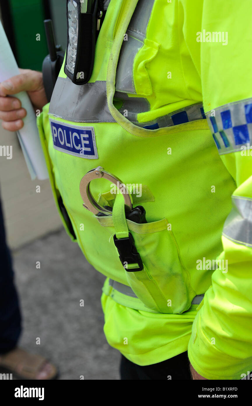 Agent de police porter des menottes avec visibilité Banque D'Images