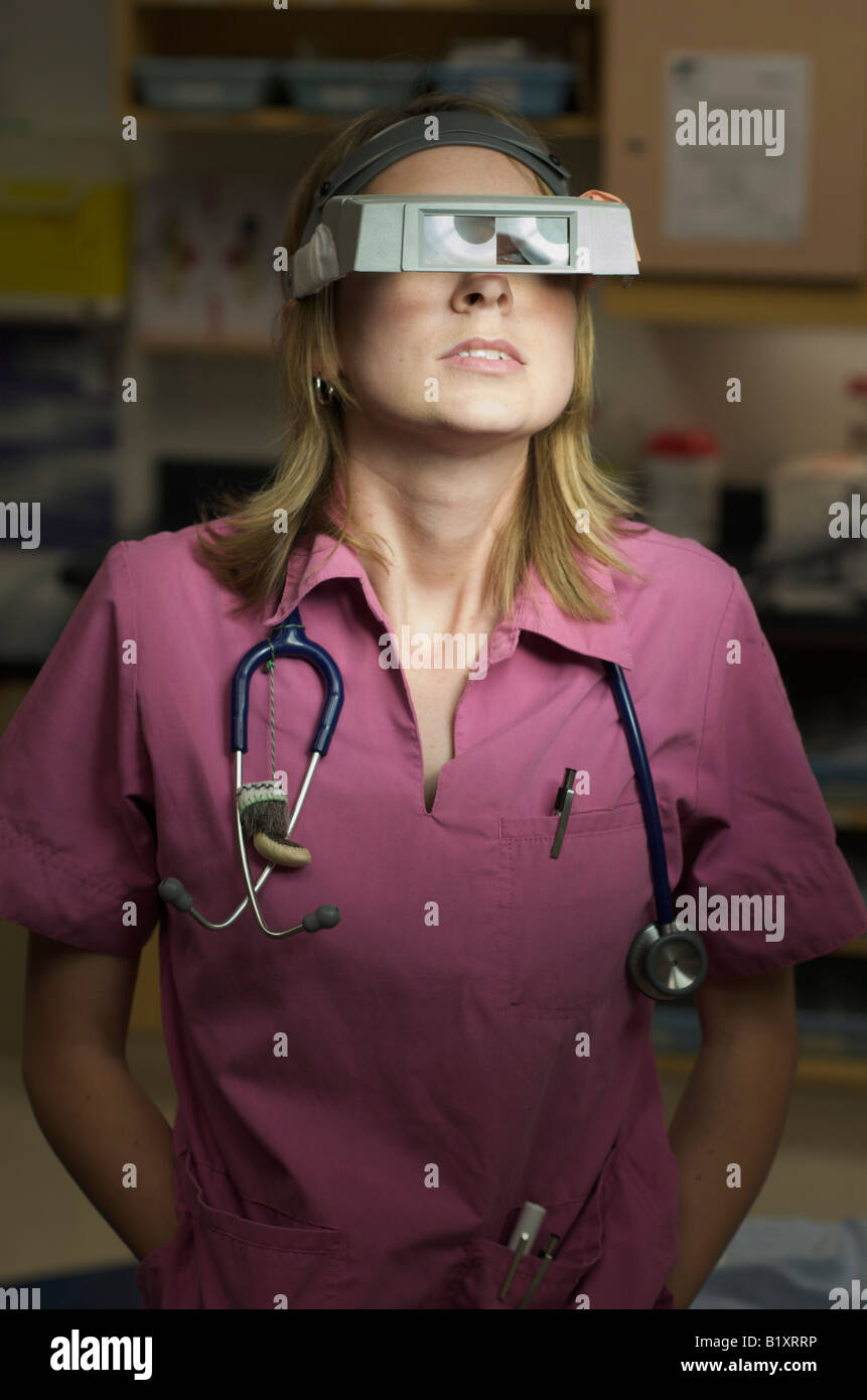 Infirmière avec drôle de lunettes avec un posing. Moitié du corps, posture. Banque D'Images