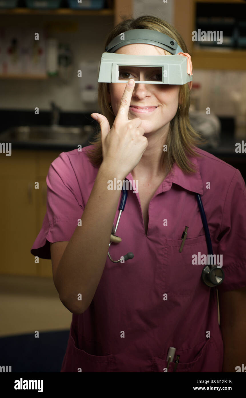 Infirmière avec drôle de lunettes avec un grand sourire qui posent. Moitié du corps, posture. Banque D'Images
