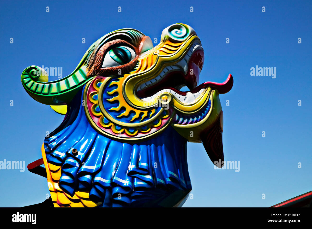 Tête de dragons contre le ciel bleu Banque D'Images