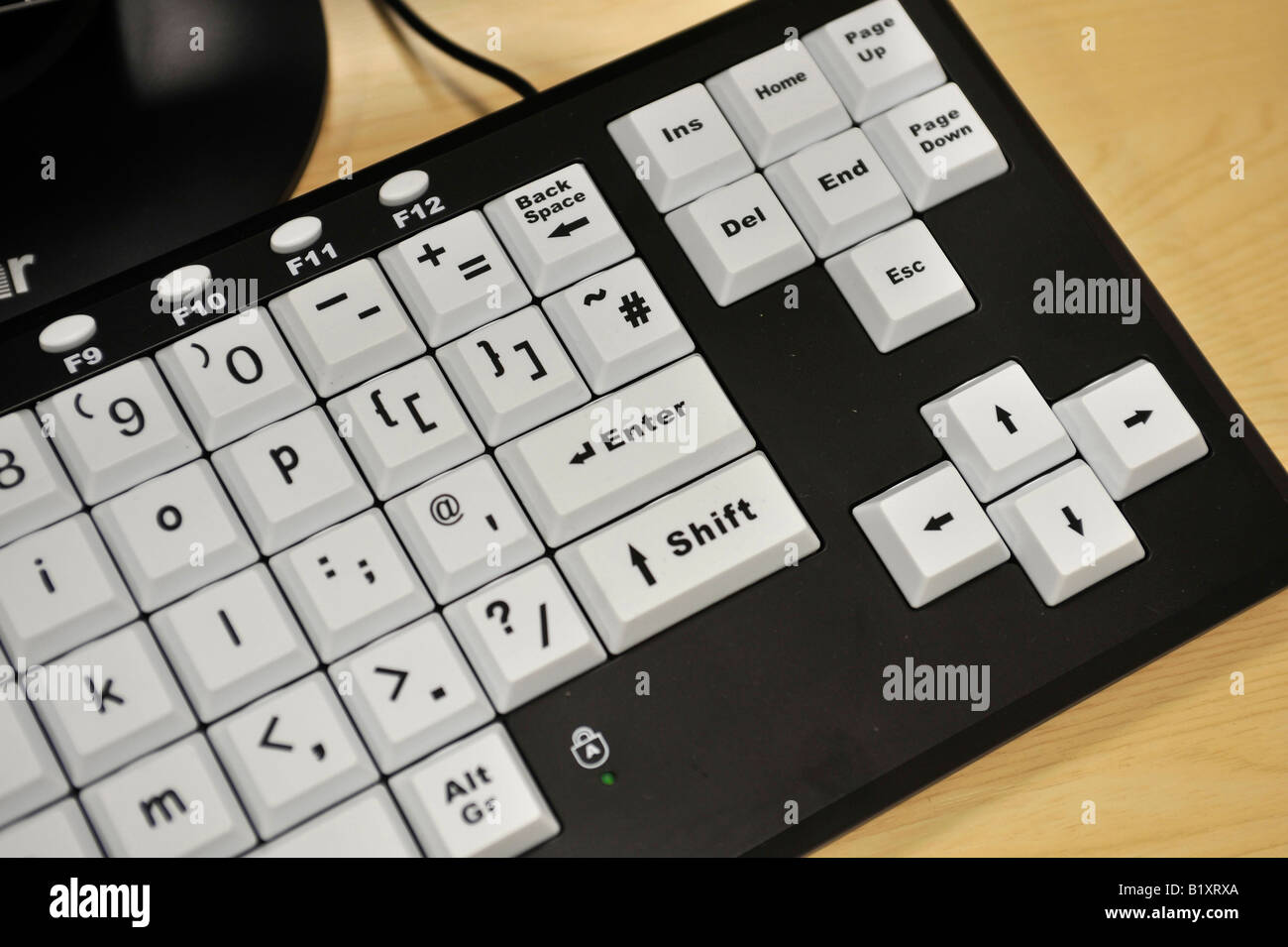 Clavier d'ordinateur avec de grands boutons touches des chiffres et des  lettres pour l'disabaled ou ayant une déficience visuelle Photo Stock -  Alamy
