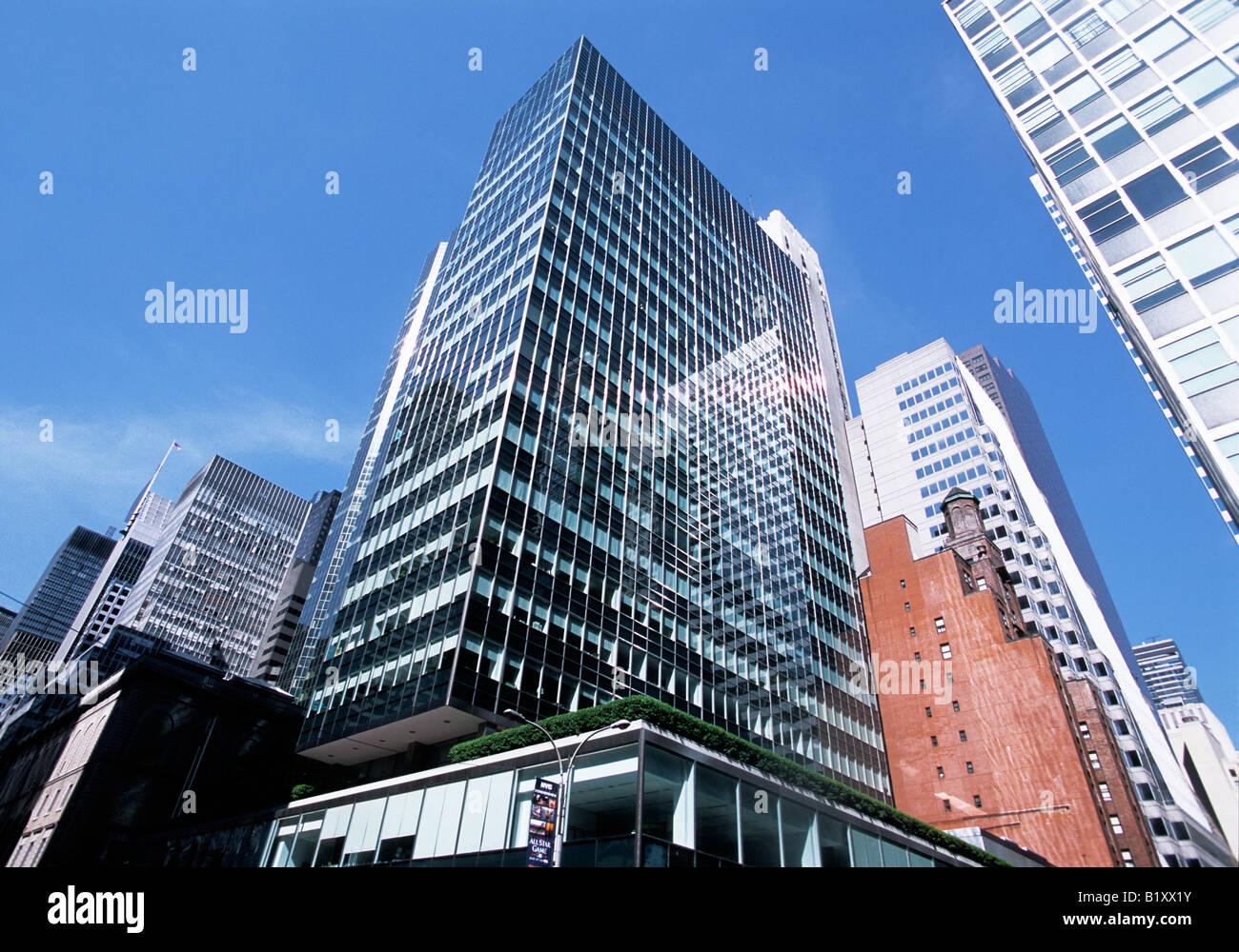 Lever House 390 Park Avenue dans le centre-ville de New York.Une tour de verre du modernisme et un bâtiment de bureaux de gratte-ciel historique ont été achevés en 1952.ÉTATS-UNIS Banque D'Images