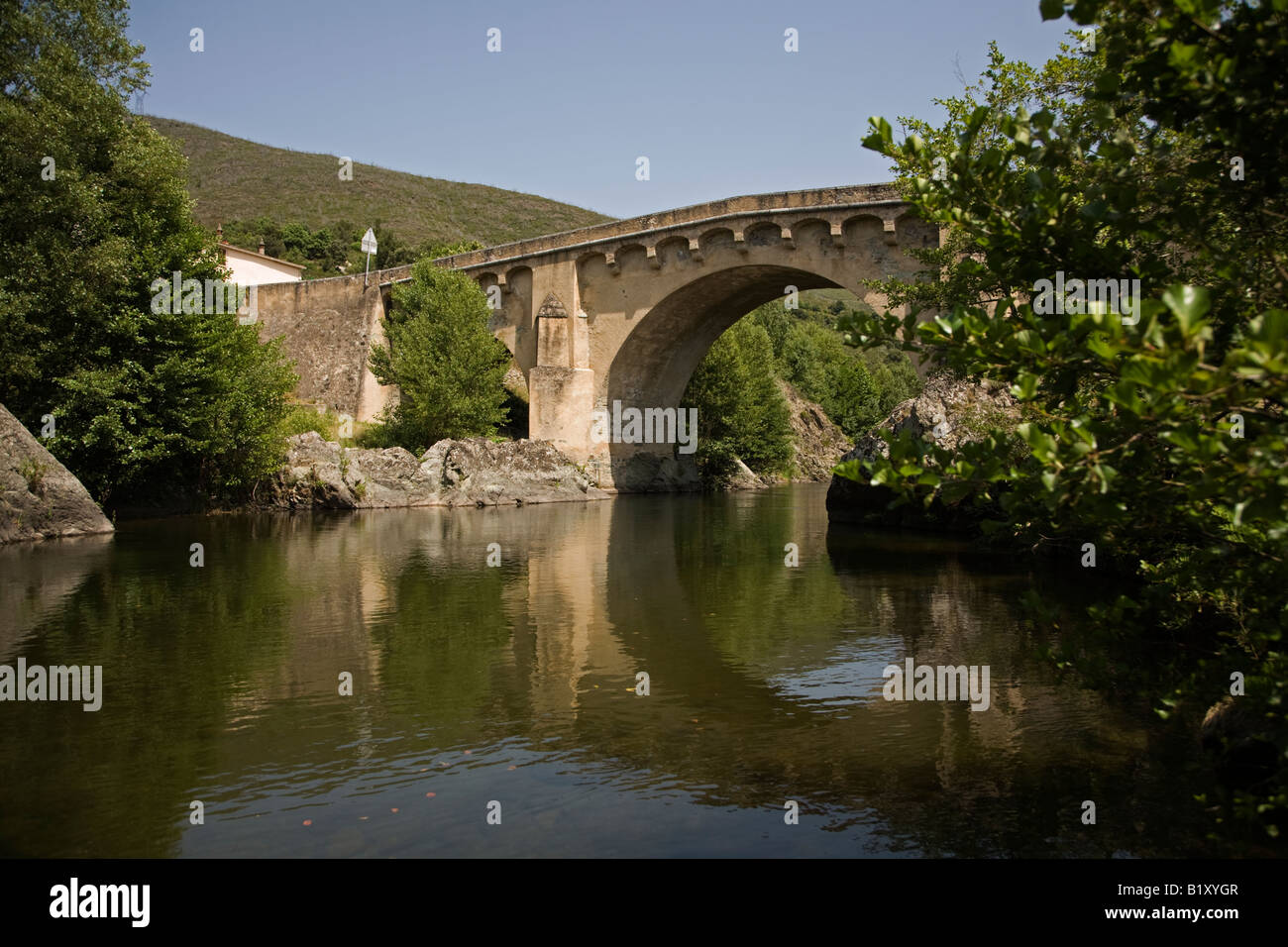 Le pont génois sur le Fleuve Golo à Ponte Leccia Banque D'Images